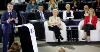 Macron all’Ue: “La pace non si costruisce umiliando Mosca, no ai revanscismi”. Poi si schiera con Von der Leyen per lo stop all’unanimità