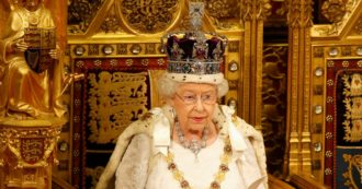 Copertina di Regina Elisabetta dà forfait per il Queen’s Speech: sarà il principe Carlo a leggere il programma del governo britannico