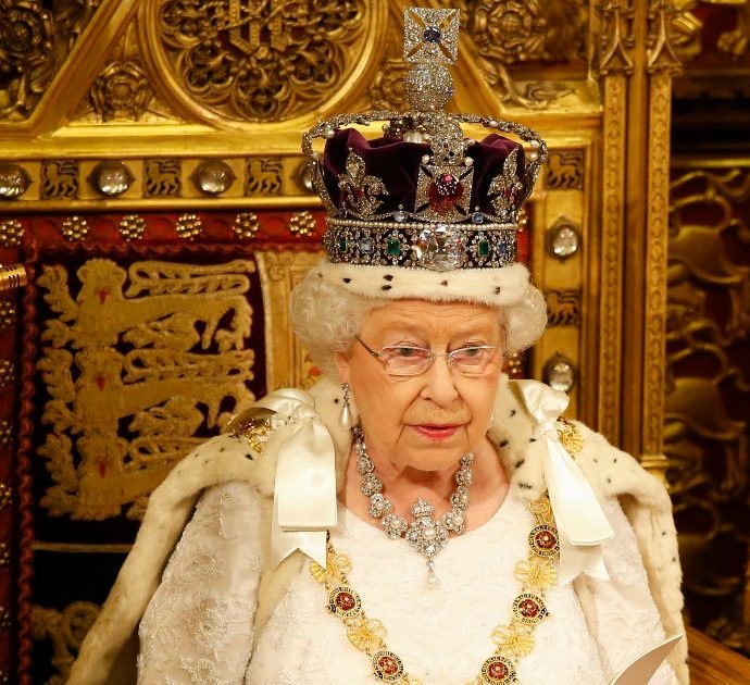 Regina Elisabetta dà forfait per il Queen’s Speech: sarà il principe Carlo a leggere il programma del governo britannico