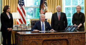 Copertina di Guerra Russia-Ucraina, Biden firma legge per velocizzare l’invio di armi a Kiev ispirata a misura anti Hitler