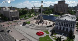 Copertina di Guerra Russia-Ucraina, Kiev quasi deserta mentre la Russia celebra il Giorno della Vittoria – Video
