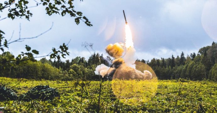 Copertina di Usa e Nato anti-Mosca: fungo atomico sull’Ucraina…
