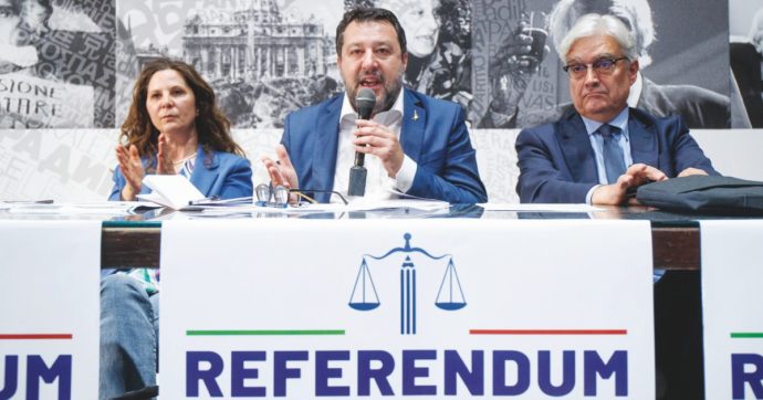 Copertina di Salvini evoca B. e lancia lo spot ai referendum con imputati e prescritti