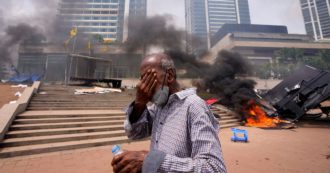 Copertina di Sri Lanka nel caos: premier e governo si fanno da parte, scoppia la violenza in tutto il Paese. Cinque morti e almeno 150 feriti