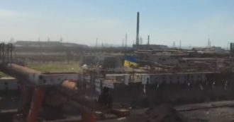 Copertina di Guerra Russia-Ucraina, una bandiera giallo-blu sventola sopra l’acciaieria di Azovstal a Mariupol: in sottofondo rumori di esplosioni – Video