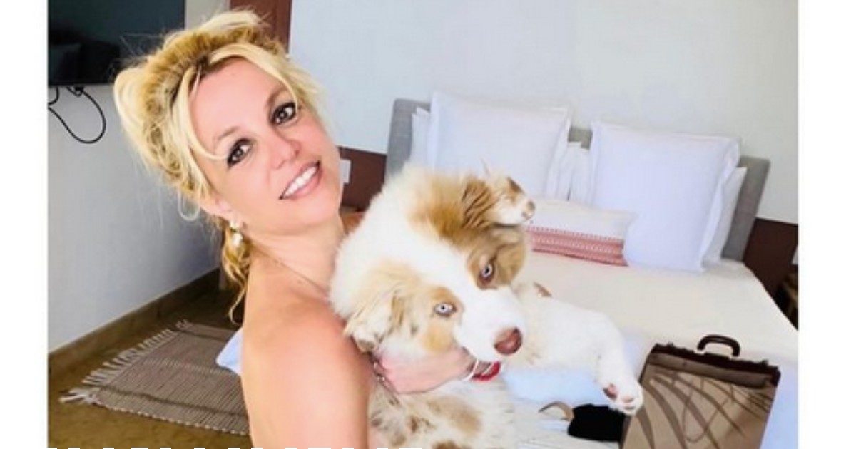 Britney Spears senza freni, pubblica 12 foto completamente nuda. I fan preoccupati: ”Aiutatela, è chiaramente instabile”