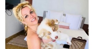 Copertina di Britney Spears senza freni, pubblica 12 foto completamente nuda. I fan preoccupati: ”Aiutatela, è chiaramente instabile”