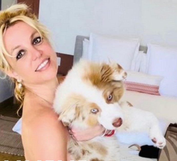 Britney Spears senza freni, pubblica 12 foto completamente nuda. I fan preoccupati: ”Aiutatela, è chiaramente instabile”