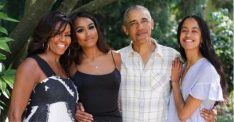 Copertina di Barack Obama, la nuova foto con le figlie Malia e Sasha: “Sono entrambe fidanzate”. Ecco cosa fanno ora