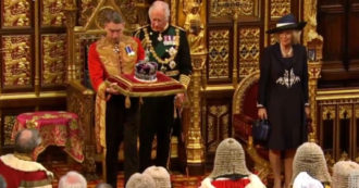 Copertina di Regno Unito, il principe Carlo legge “il discorso della Regina” al posto di Elisabetta II al Parlamento: lei costretta a rinunciare – Video