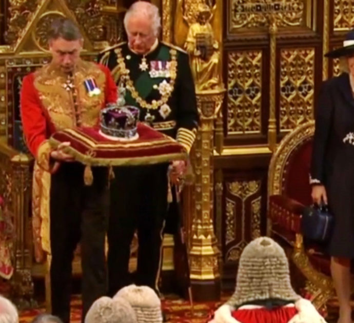 Regno Unito, il principe Carlo legge “il discorso della Regina” al posto di Elisabetta II al Parlamento: lei costretta a rinunciare – Video