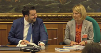 Copertina di Camera, Salvini presenta il libro sul Pnrr con l’autrice: “280 pagine, bisogna essere motivati per leggerlo. Forse con l’aereo in ritardo di 6 ore”