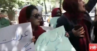 Copertina di Afghanistan, donne in piazza contro l’editto dei Talebani che rende obbligatorio il burqa in pubblico: “Non siamo animali”