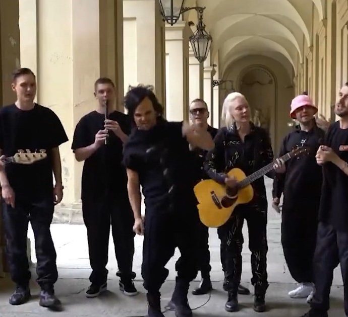 Eurovision 2022, il gruppo finlandese The Rasmus e la Kalush Orchestra ucraina si fondono per una particolare esibizione: il mash-up a Torino – Video
