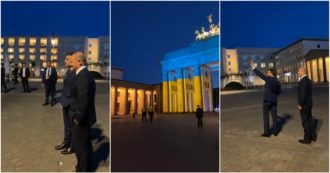 Copertina di Guerra in Ucraina, asse Macron-Scholz: l’immagine simbolo insieme sotto la porta di Brandeburgo illuminata di giallo e blu – Video