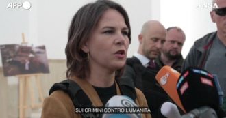 Guerra Russia-Ucraina, la ministra degli Esteri tedesca a Bucha: “Porteremo i colpevoli davanti alla giustizia, lo dobbiamo alle vittime”
