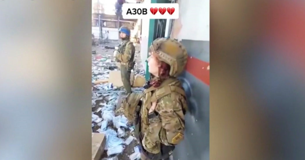 Guerra Russia-Ucraina, i soldati nell’acciaieria Azovstal cantano: fuori le esplosioni delle bombe