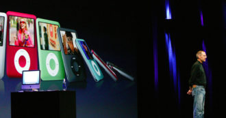 Copertina di iPod, Apple ferma la produzione dopo 20 anni. L’azienda: “Una rivoluzione tascabile che ha trasformato l’industria musicale”
