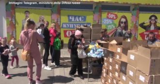 Guerra in Ucraina, a Kherson i volontari consegnano aiuti russi ai civili: ecco le immagini diffuse da Mosca