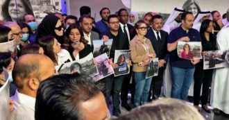 Copertina di I colleghi e lo staff di Al Jazeera rendono omaggio alla giornalista Shireen Abu Akleh uccisa in Cisgiordania: il video