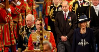 Copertina di Regno Unito, per la prima volta Carlo legge il discorso della regina (senza essere re): tra Brexit e caro vita, l’intervento a Westminster