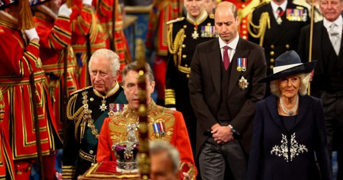 Regno Unito, per la prima volta Carlo legge il discorso della regina (senza essere re): tra Brexit e caro vita, l’intervento a Westminster