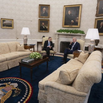 Copertina di Draghi chiede la pace, Biden riempie l’Ucraina di armi. Il Fatto di domani 12 maggio