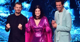Copertina di Eurovision 2022, “Laura Pausini non ha tenuto conto della bilancia nel vestirsi”. Caos a Unomattina in Famiglia: Monica Setta blocca l’ospite, Timperi si irrita