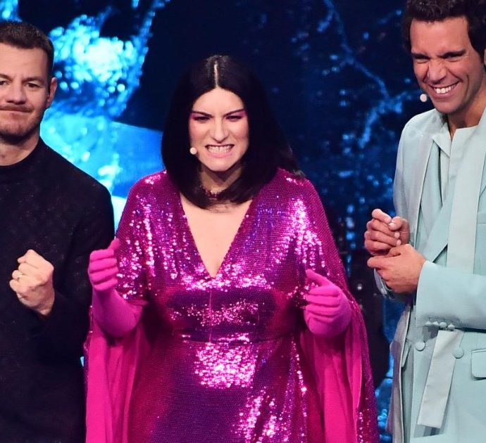 Eurovision 2022, “Laura Pausini non ha tenuto conto della bilancia nel vestirsi”. Caos a Unomattina in Famiglia: Monica Setta blocca l’ospite, Timperi si irrita