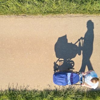 Copertina di Altro che “giro di boa”: se la maternità è un pozzo nero