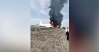 Copertina di L’aereo esce di pista e prende fuoco: la fuga dei passeggeri sulla pista del decollo – Video