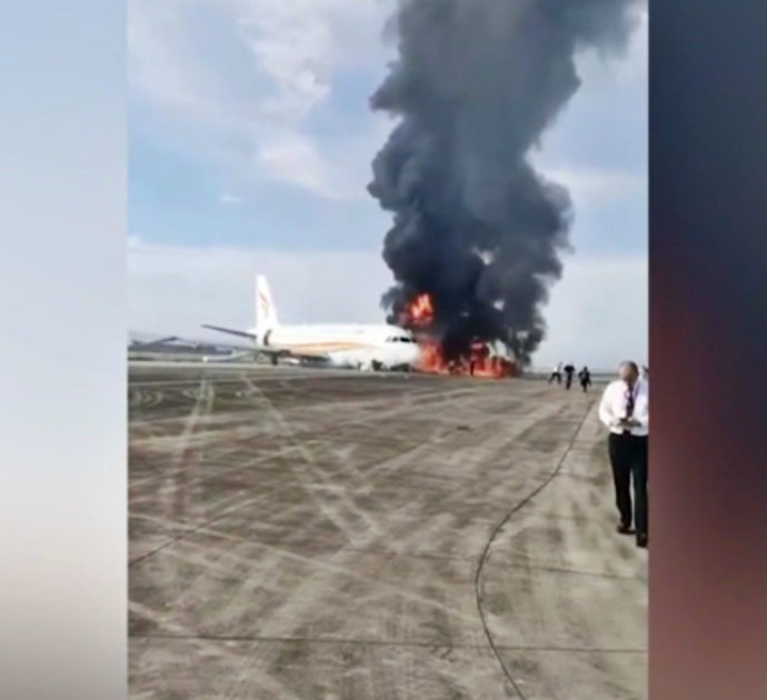 L’aereo esce di pista e prende fuoco: la fuga dei passeggeri sulla pista del decollo – Video