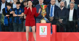 Copertina di Arisa canta l’inno di Mameli alla finale di Coppa Italia e i social si scatenano per il suo look “sexy”. Con lei anche Vito Coppola