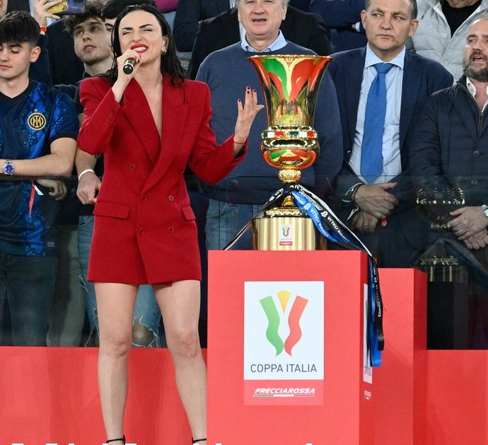 Arisa canta l’inno di Mameli alla finale di Coppa Italia e i social si scatenano per il suo look “sexy”. Con lei anche Vito Coppola