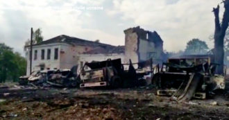 Copertina di Guerra Russia-Ucraina, distrutti scuola ed edifici amministrativi nell’Oblast’ di Chernihiv: 3 morti e 14 feriti – Video