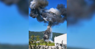 Copertina di Slovenia, esplosione in un impianto chimico vicino a Lubiana: la colonna di fumo nero – Video