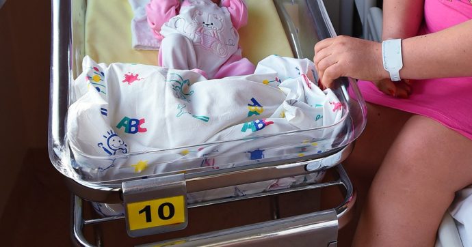 Germania, nel 2021 boom di nascite ma il saldo negativo con i decessi è il più alto dal 1945: ci sono stati oltre un milione di morti