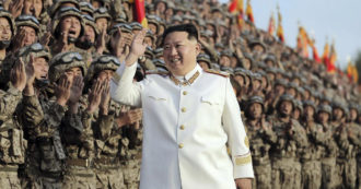 Copertina di Corea del Nord, Radio Free Asia: “Kim vuole che i cittadini diano nomi ai figli nomi patriottici come bomba, pistola o satellite”
