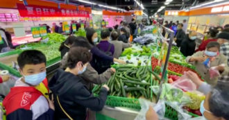 Copertina di Covid, a Pechino supermercati presi d’assalto: in Rete la notizia di un possibile lockdown di tre giorni – Video