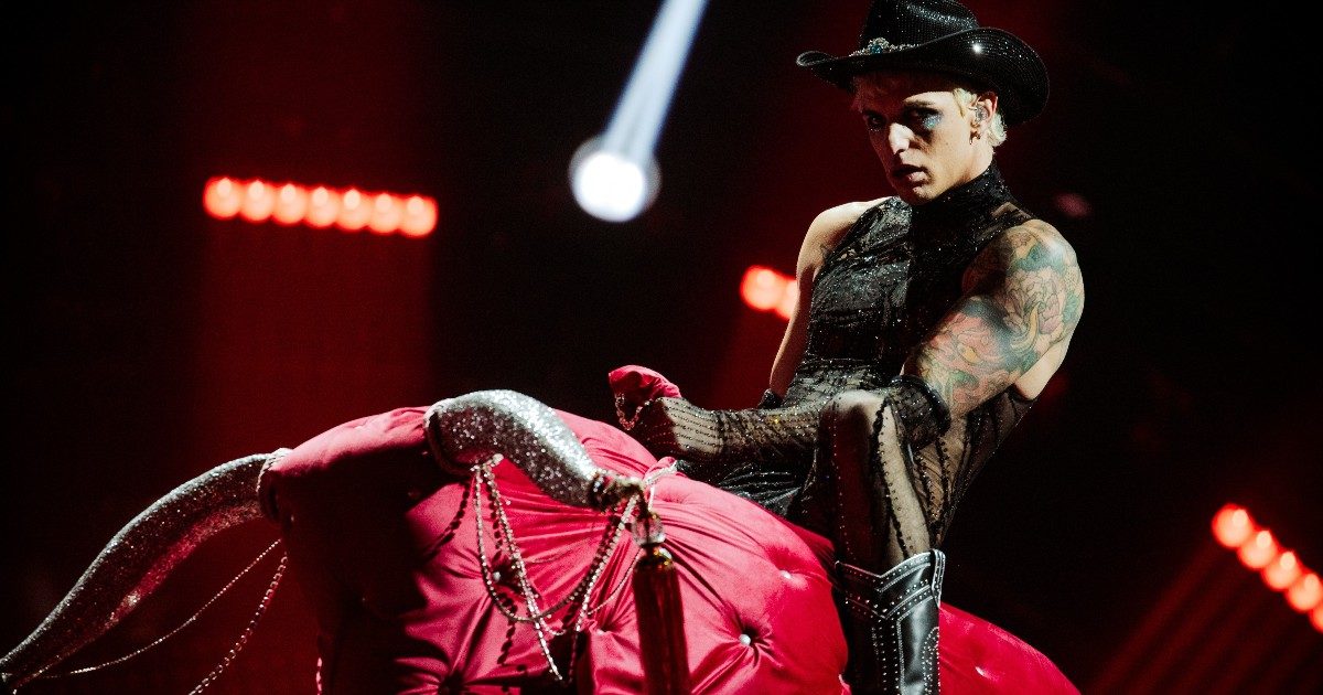 Eurovision 2022, i look della seconda serata in anteprima: Laura Pausini in rosso, bianco e nero. Achille Lauro cowboy sexy con boa di piume – FOTO