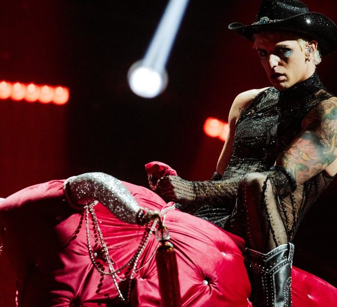 Eurovision 2022, i look della seconda serata in anteprima: Laura Pausini in rosso, bianco e nero. Achille Lauro cowboy sexy con boa di piume – FOTO