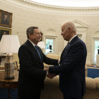 Copertina di Draghi il “pacifista” prepara il terzo invio di armi: il Fatto di domani 13 maggio