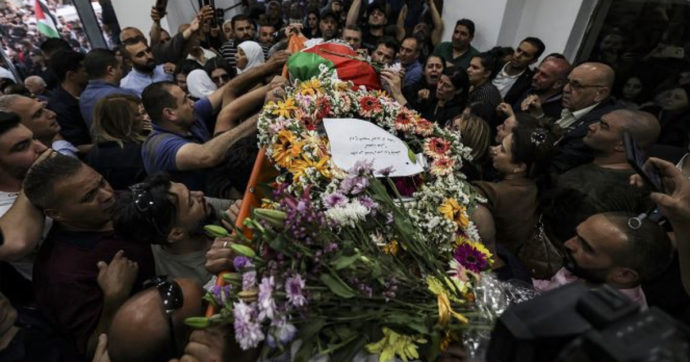 Giornalista di al-Jazeera uccisa, Anp rifiuta “indagine congiunta” con Israele. Tel Aviv: “Dispiaciuti, ma continua lotta al terrorismo”