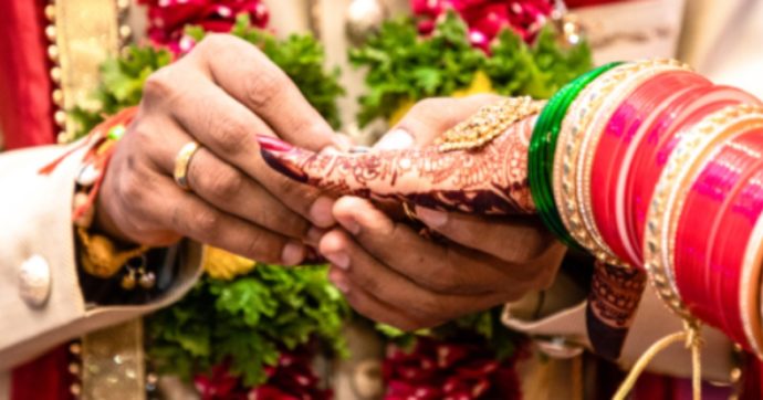 Spose si scambiano i mariti durante il matrimonio: “colpa” di un black out improvviso