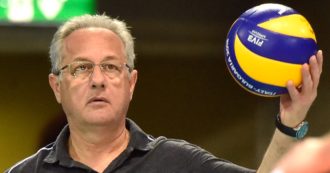 Copertina di Julio Velasco presenta l’Italvolley in vista degli Europei: “Il miglior modo di perdere è continuare a festeggiare. Facciamo come la Brignone, giocando rilassate senza obbligo di vincere”
