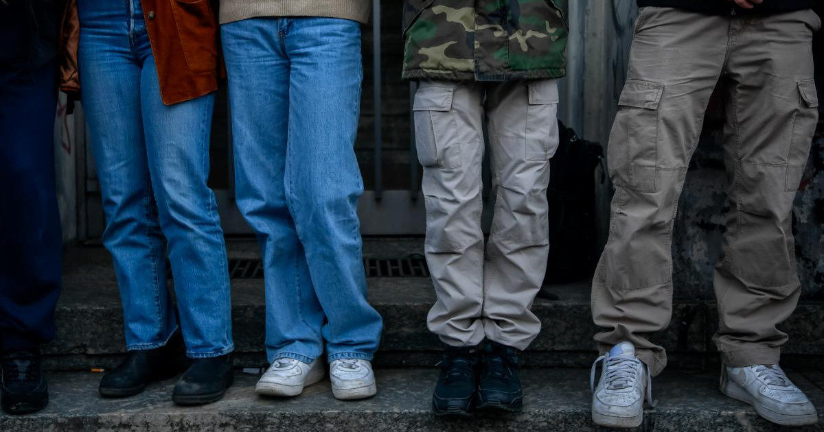 Sesso nei bagni della scuola con uno studente minorenne, insegnante arrestata con l’accusa di violenza sessuale