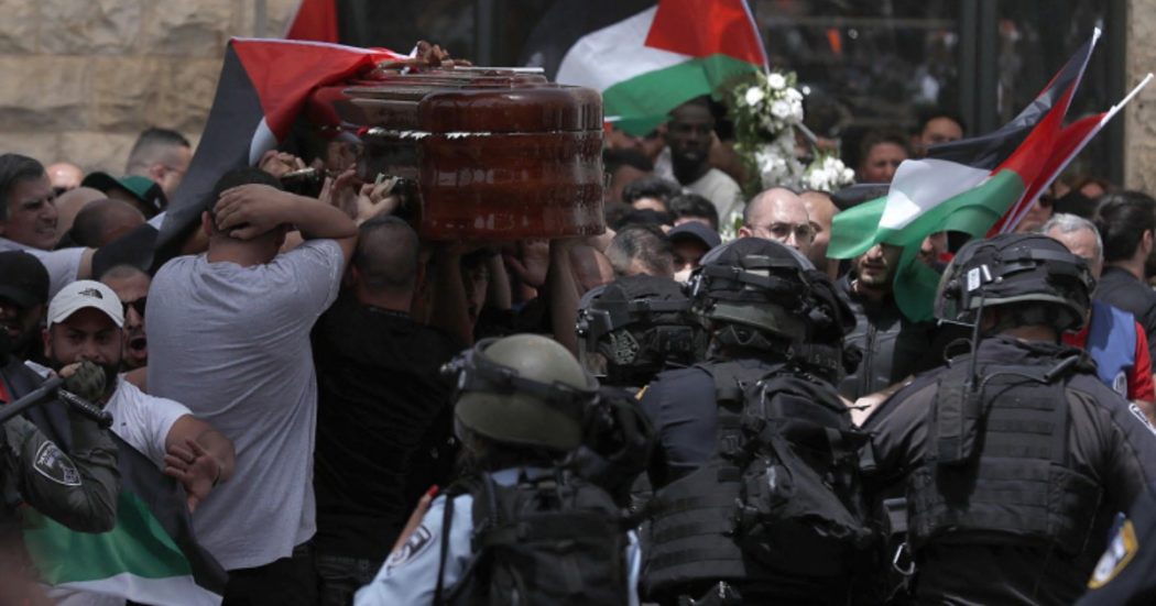 Giornalista uccisa in Cisgiordania, polizia israeliana carica il corteo funebre. La condanna di Casa Bianca e dell’Unione europea