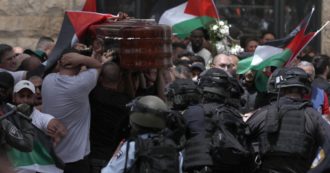 Copertina di Giornalista uccisa in Cisgiordania, polizia israeliana carica il corteo funebre. La condanna di Casa Bianca e dell’Unione europea