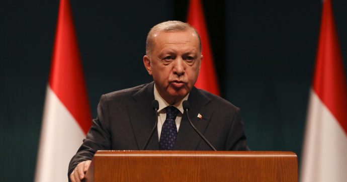 Ucraina, Erdoğan contro l’adesione di Svezia e Finlandia alla Nato: “Sostengono i curdi”. E soprattutto non vuol rompere con Mosca
