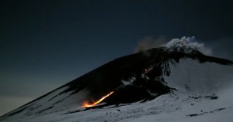 Copertina di Etna, iniziata una nuova fase eruttiva: si sono aperte delle bocche sul fianco cratere. Le immagini dell’eruzione sono spettacolari (video)